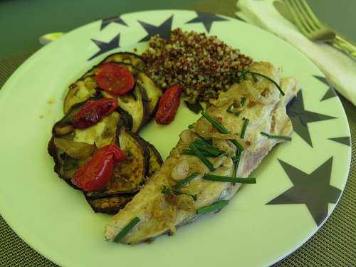 Filet de bonite à l'ail nouveau, aubergines en tian