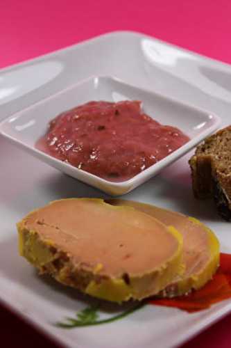 Foie gras aux épices, compoté de rhubarbe à l'estragon