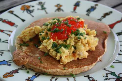 Galette de son d’avoine, oeufs brouillés au saumon [recette Dukan]