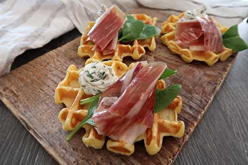 Gaufres de pommes de terre, jambon & crème aux herbes