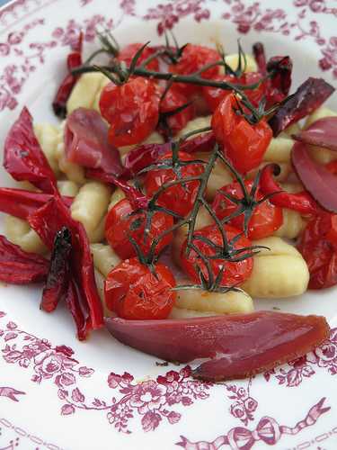 Gnocchis aux tomates cerises rôties et poivrons rouges