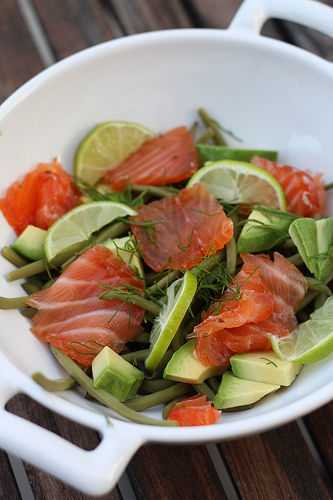 Gravlax de saumon, salade d'avocat et de haricots verts