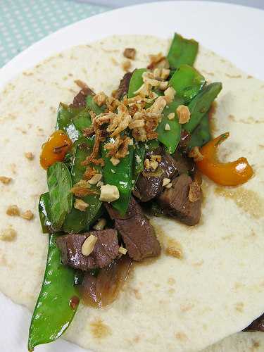 Impro vide frigo : wok de canard aux pois gourmands dans un wraps !