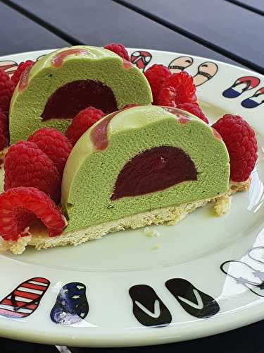 Mousse matcha, fraises et framboises