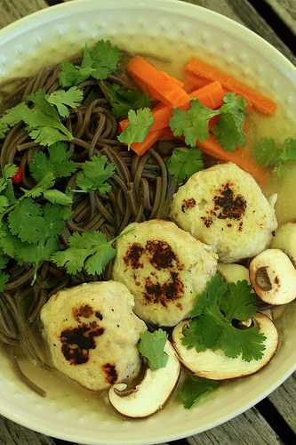 Nouilles soba & boulettes de poulet à la citronnelle