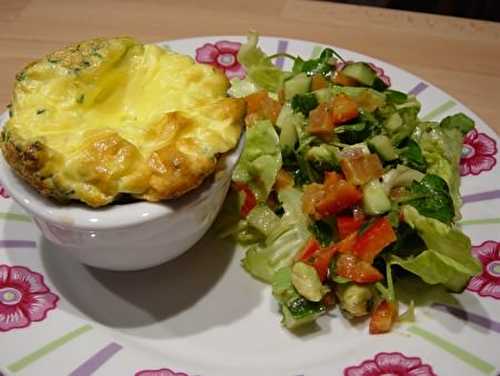 Oeufs a la ciboulette, salade au saumon fumé