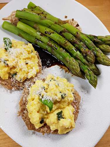 Oeufs brouillés, asperges vertes vapeur [Micro Urban Tupperware]