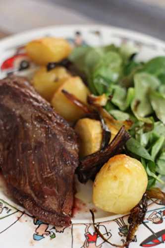 Onglet à la plancha, sauce marchand de vin, pommes de terre nouvelles