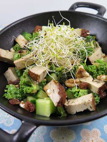 P'tite salade de curly kale au tofu fumé
