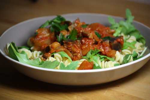 Pâtes, sauce aux aubergines & roquette