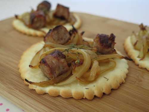 Pizzettes aux oignons et aux chipolatas