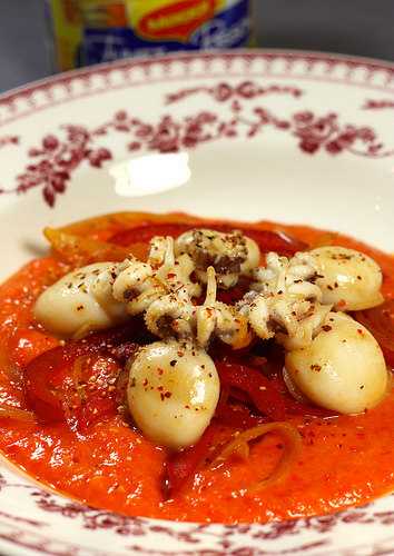 Poêlée de chipirons au piment d'Espelette, coulis de poivrons [recette maggi]