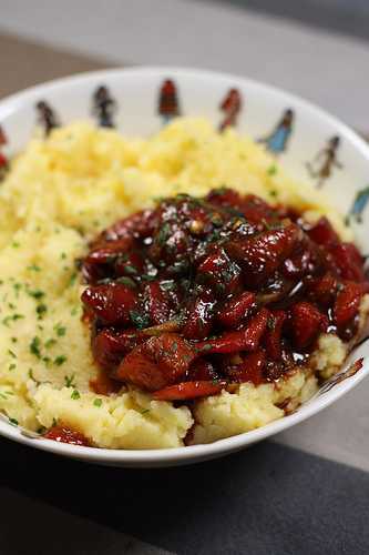 Polenta moelleuse, poêlée de piquillos au chorizo