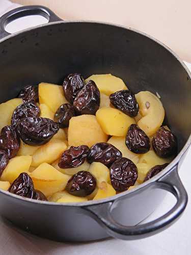 Pommes aux pruneaux en cocotte