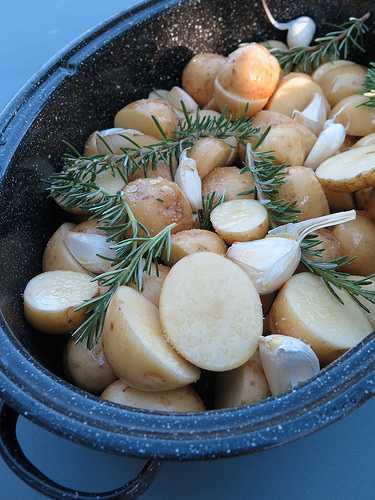 Pommes de terre nouvelles à l'ail et au romarin