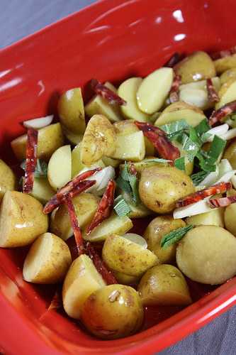 Pommes de terre nouvelles au four, à la sauge et au chorizo