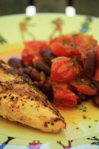 Poulet grillé, salade tiède de tomates & haricots