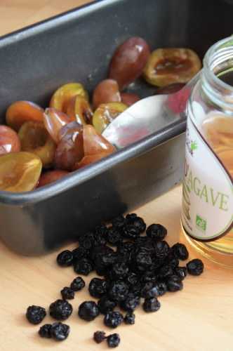 Prunes confites aux myrtilles & sirop d’agave
