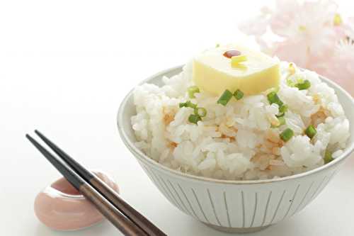 Riz japonais, beurre et sauce soja