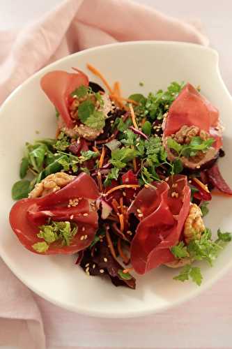 Salade d'automne avec de la betterave, des noix et de la bresaola