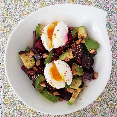 Salade de betteraves, avocats & œufs mollets