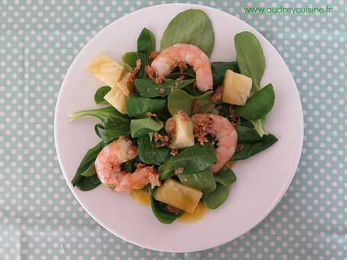 Salade de crevettes à l'ananas, sauce à la mangue