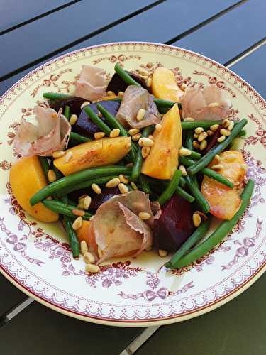 Salade de haricots verts, pèche et lomo