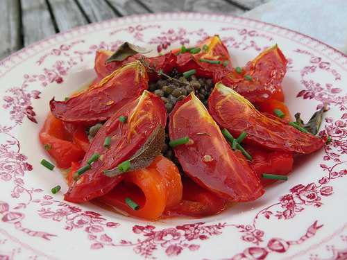 Salade de lentilles au poivrons grillés et tomates confites
