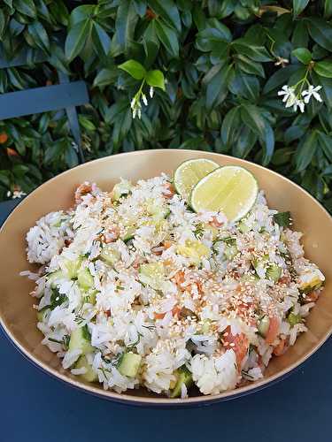 Salade de riz à l'avocat et à la truite fumée