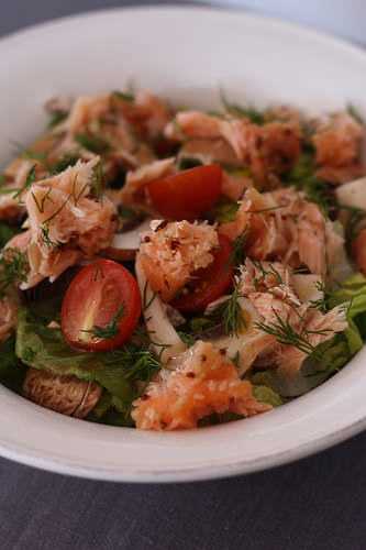 Salade légère de saumon à l'aneth, sauce acidulée citron & framboise