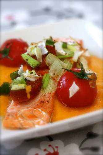 Saumon, chorizo & oignon nouveau et polenta aux carottes