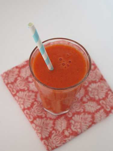 Smoothie vitaminé, fraises orange & mangue