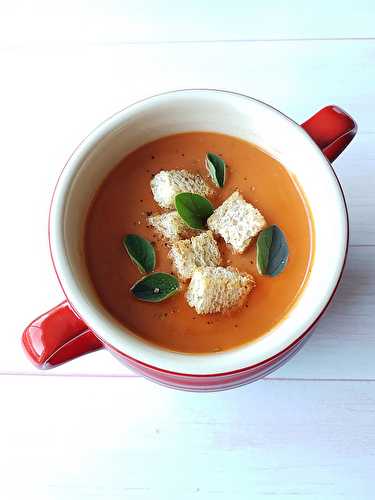 Soupe de tomates rôties aux herbes