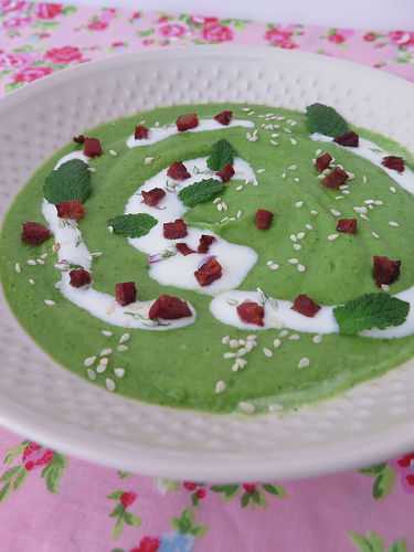 Soupe printanière de petits pois à la menthe, crème de reblochon