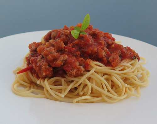 Spaghetti sauce tomate, saucisse & basilic