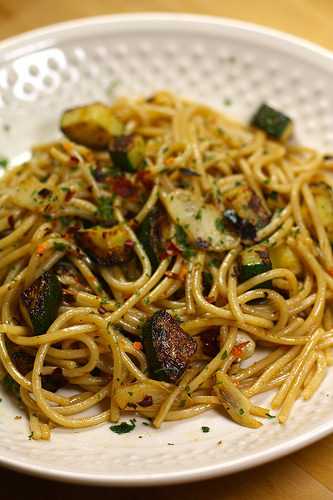 Spaghettis ail, piment & courgette