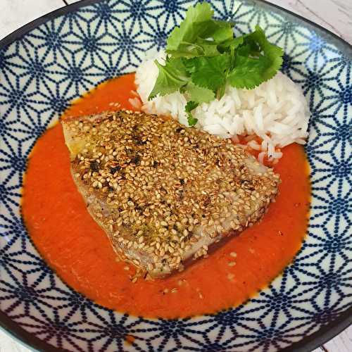 Steak de thon au sésame, coulis de tomates et coriandre