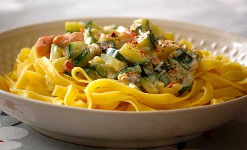 Tagliatelles curcuma, sauce au saumon et courgettes