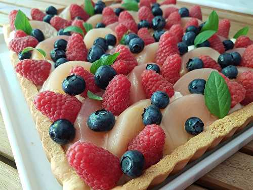 Tarte aux pèches & fruits rouges, crème diplomate au basilic