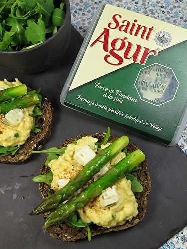 Tartine de pain aux céréales, oeufs brouillés au Saint Agur & asperges vertes