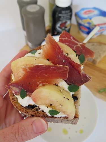 Tartine de ricotta, pèche & jambon cru