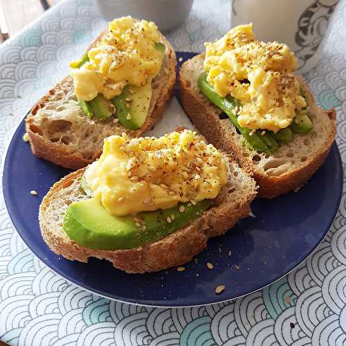 Tartines œuf brouillés & avocat pour accompagner un p'tit café