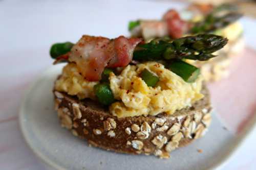 Tartines oeufs brouillés aux asperges