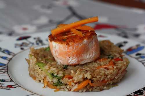 Tournedos de saumon, riz sauté aux légumes