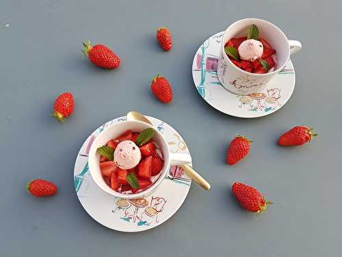 Un dessert avec des fraises et des biscuits roses