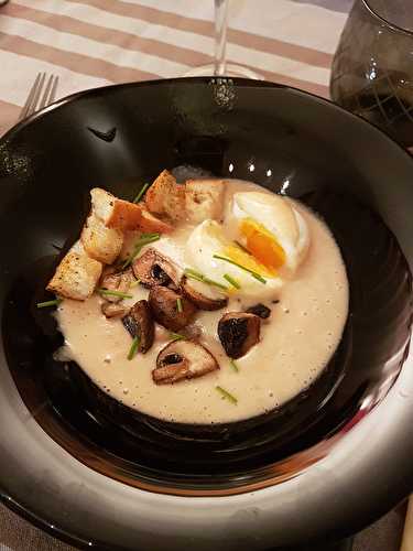 Velouté d'oignon, crème de châtaigne & oeuf mollet