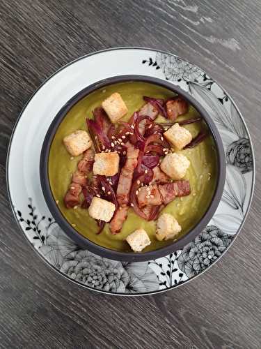 Velouté de petits pois, lardons & oignons rouges