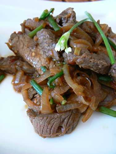 Wok de boeuf aux oignons