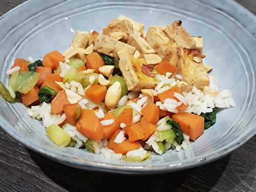 Wok de carottes & Pack Choï au tofu caramélisé & cacahuètes [le lundi c’est veggie]