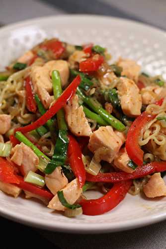 Wok de nouilles au saumon